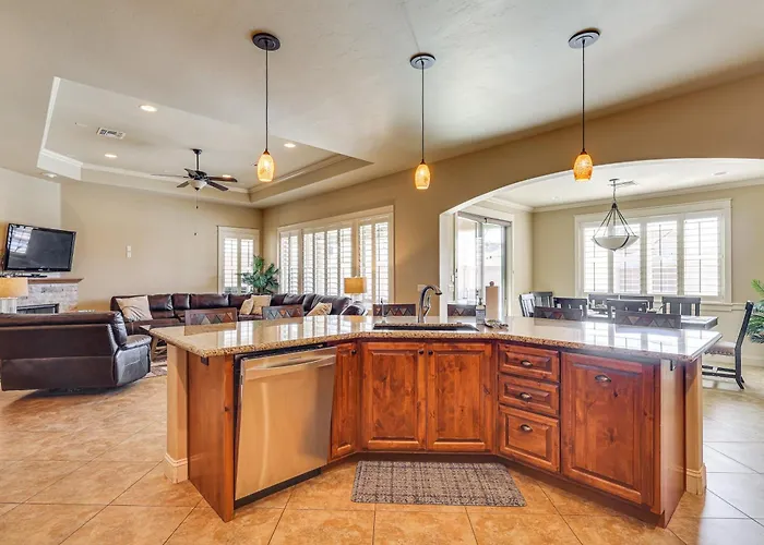 Ultimate Havasu Escape: Spacious 4br 2 King * Lake Havasu City