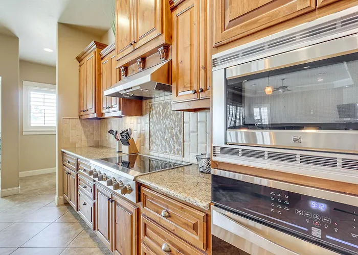 Ultimate Havasu Escape: Spacious 4br 2 King