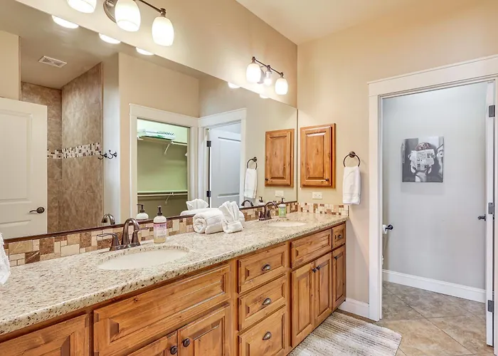 Ultimate Havasu Escape: Spacious 4br 2 King *