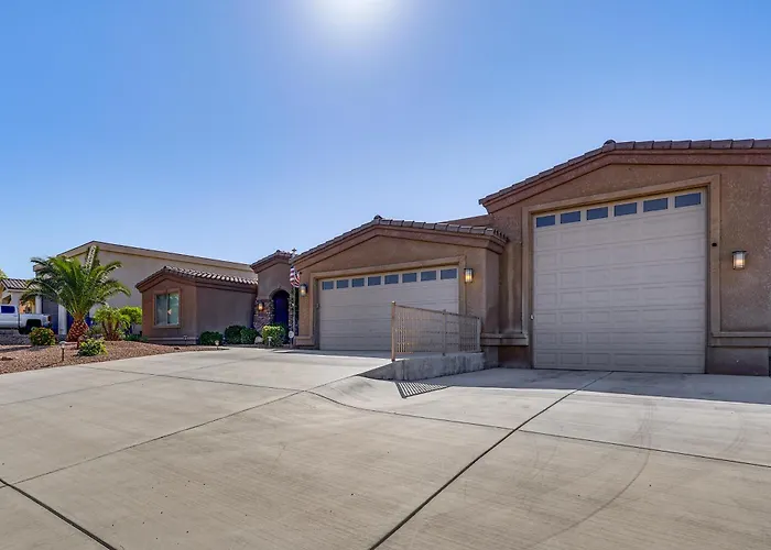 Ultimate Havasu Escape: Spacious 4br 2 King Dom wakacyjny